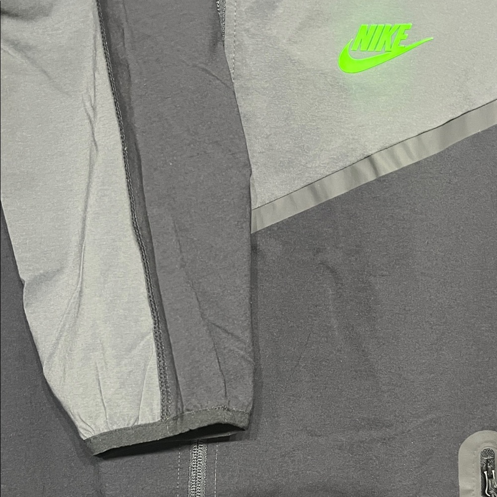 Nike Tech Black & Dark Grey Men’s Size Medium loose fit Zip-up Windbreaker - Picture 9 of 14